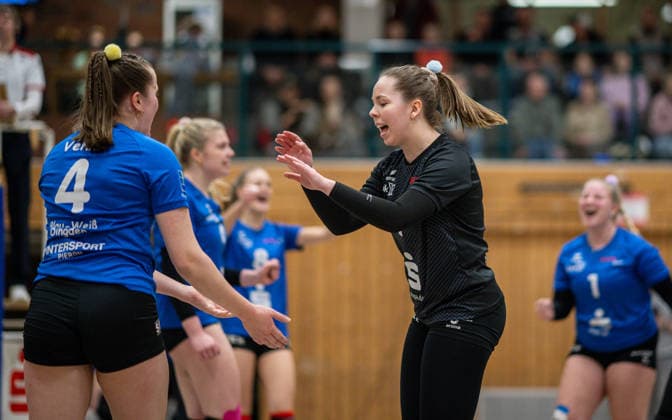 Volleyball, Saison 2025 2026, Dritte Liga West, 14.02.2026, 16. Spieltag, Frauen, BW Dingden (blau) vs. VV Humann Essen (rot) v.l.: Leni Vehns (BW Dingden), Carolin Niehues (Libera BW Dingden), Hamminkeln Sporthalle am Mumbeckerbach Nordrhein-Westfalen Deutschland