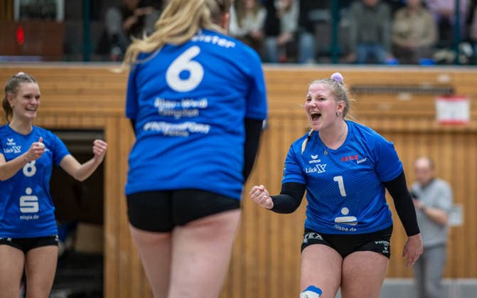 Volleyball, Saison 2025 2026, Dritte Liga West, 14.02.2026, 16. Spieltag, Frauen, BW Dingden (blau) vs. VV Humann Essen (rot) v.l.: Hamminkeln Sporthalle am Mumbeckerbach Nordrhein-Westfalen Deutschland
