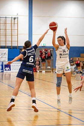 14.02.2026, xovx, Basketball Frauen 2. Bundesliga Nord, Bender Baskets Grünberg - Astro Ladies Bochum v.l. Emma Morsbach (VfL VIACTIV-AstroLadies Bochum), Lena Graf (Bender Baskets Grünberg) Grünberg Sporthalle Theo-Koch-Schule Hessen Deutschland (DE)