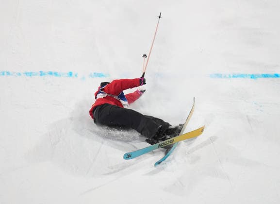 260214 -- LIVIGNO, Feb. 14, 2026 -- Yang Ruyi of China falls during the free skiing women s freeski big air qualification at the Milan-Cortina 2026 Olympic Winter games, Winterspiele,Spiele, Summer games in Livigno, Italy, Feb. 14, 2026. MICO2026ITALY-LIVIGNO-OLYMPIC WINTER GAMES-FREESTYLE SKIING-WOMEN S FREESKI BIG AIR-QUALIFICATION HuxChao  (MICO2026)ITALY-LIVIGNO-OLYMPIC WINTER GAMES-FREESTYLE SKIING-WOMEN S FREESKI BIG AIR-QUALIFICATION IMAGO HuxChao  imago images 0847598438