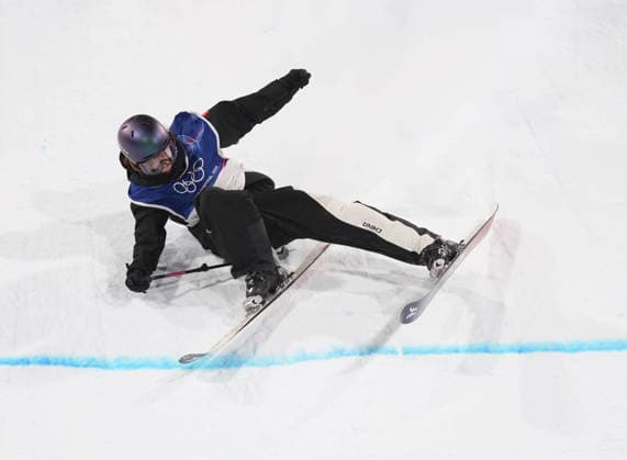 260214 -- LIVIGNO, Feb. 14, 2026 -- Liu Mengting of China falls during the free skiing women s freeski big air qualification at the Milan-Cortina 2026 Olympic Winter games, Winterspiele,Spiele, Summer games in Livigno, Italy, Feb. 14, 2026. MICO2026ITALY-LIVIGNO-OLYMPIC WINTER GAMES-FREESTYLE SKIING-WOMEN S FREESKI BIG AIR-QUALIFICATION HuxChao  (MICO2026)ITALY-LIVIGNO-OLYMPIC WINTER GAMES-FREESTYLE SKIING-WOMEN S FREESKI BIG AIR-QUALIFICATION IMAGO HuxChao  imago images 0847598795
