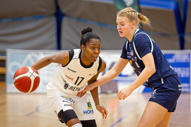 14.02.2026, xovx, Basketball Frauen 2. Bundesliga Nord, Bender Baskets Grünberg - Astro Ladies Bochum v.l. Tonisha Baker (Bender Baskets Grünberg), Laura Knaup (VfL VIACTIV-AstroLadies Bochum) Grünberg Sporthalle Theo-Koch-Schule Hessen Deutschland (DE)