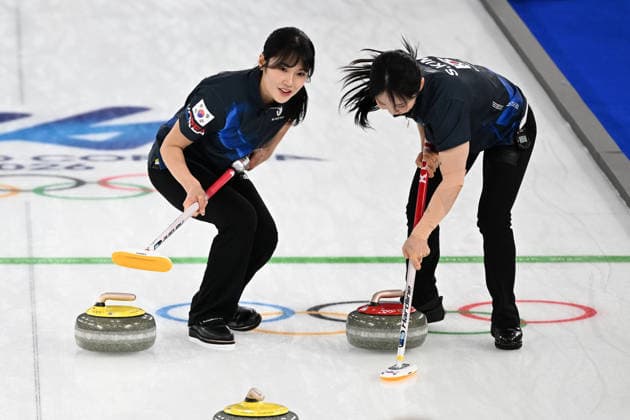 (260215) -- CORTINA D AMPEZZO, Feb. 15, 2026 -- Kim Suji (R) of South Korea competes during the curling women round robin session 5 match between South Korea and Denmark at the 2026 Milan-Cortina Winter Olympics in Cortina, Italy, Feb. 14, 2026. ) (MICO2026)ITALY-CORTINA D AMPEZZO-OLYMPIC Winter games, Winterspiele,Spiele, Summer games CURLING-WOMEN-ROUND ROBIN LianxYi 