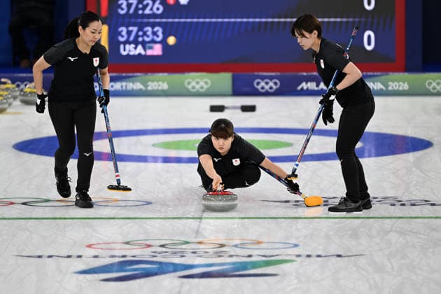 (260215) -- CORTINA D AMPEZZO, Feb. 15, 2026 -- Kotani Yuna (C) of Japan competes during the curling women round robin session 5 match between Japan and the United States at the 2026 Milan-Cortina Winter Olympics in Cortina, Italy, Feb. 14, 2026. ) (MICO2026)ITALY-CORTINA D AMPEZZO-OLYMPIC Winter games, Winterspiele,Spiele, Summer games CURLING-WOMEN-ROUND ROBIN LianxYi 