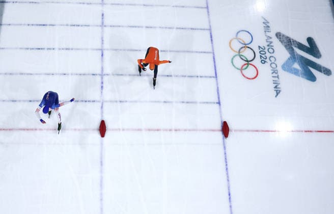 (260215) -- MILAN, Feb. 15, 2026 -- Jordan Stolz (L) of the United States crosses the finish line during the Speed skating, Eisschnelllauf men s 500m final at the Milan-Cortina 2026 Olympic Winter games, Winterspiele,Spiele, Summer games in Milan, Italy, Feb. 14, 2026. ) (MICO2026)ITALY-MILAN-OLYMPIC WINTER GAMES-SPEED SKATING-MEN S 500M DuxXiaoyi 