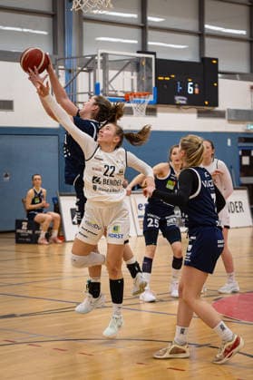 14.02.2026, xovx, Basketball Frauen 2. Bundesliga Nord, Bender Baskets Grünberg - Astro Ladies Bochum v.l. Cecilia Collins (VfL VIACTIV-AstroLadies Bochum), Katharina Quapil (Bender Baskets Grünberg), Ramona Tews (VfL VIACTIV-AstroLadies Bochum), Marija Ilic (VfL VIACTIV-AstroLadies Bochum), Emma Kramer (Bender Baskets Grünberg) Grünberg Sporthalle Theo-Koch-Schule Hessen Deutschland (DE)