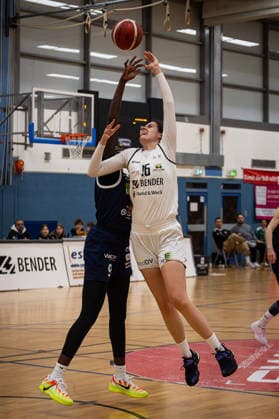 14.02.2026, xovx, Basketball Frauen 2. Bundesliga Nord, Bender Baskets Grünberg - Astro Ladies Bochum v.l. Faith Dut (VfL VIACTIV-AstroLadies Bochum), Charlotte Kohl (Bender Baskets Grünberg) Grünberg Sporthalle Theo-Koch-Schule Hessen Deutschland (DE)