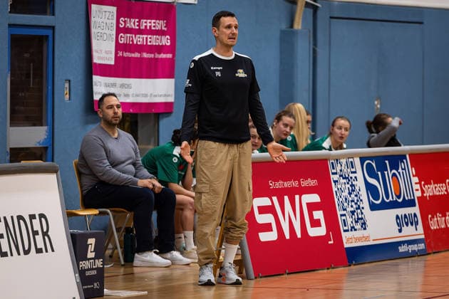 14.02.2026, xovx, Basketball Frauen 2. Bundesliga Nord, Bender Baskets Grünberg - Astro Ladies Bochum Trainer Patrick Unger (Bender Baskets Grünberg) gestikulierend, mit den Armen gestikulierend Grünberg Sporthalle Theo-Koch-Schule Hessen Deutschland (DE)