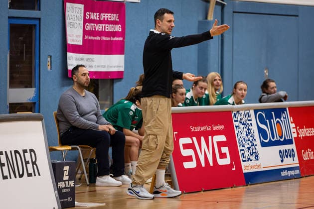 14.02.2026, xovx, Basketball Frauen 2. Bundesliga Nord, Bender Baskets Grünberg - Astro Ladies Bochum Trainer Patrick Unger (Bender Baskets Grünberg) gestikulierend, mit den Armen gestikulierend Grünberg Sporthalle Theo-Koch-Schule Hessen Deutschland (DE)