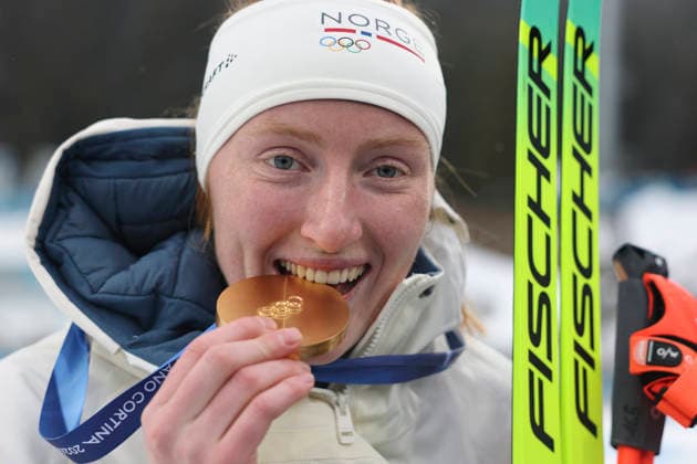 (260215) -- ANTERSELVA, Feb. 15, 2026 -- Gold medalist Maren Kirkeeide of Norway poses during the awarding ceremony of the biathlon women s 7.5km sprint event at the Milan-Cortina 2026 Olympic Winter games, Winterspiele,Spiele, Summer games in Anterselva, Italy, Feb. 14, 2026. ) (MICO2026)ITALY-ANTERSELVA-OLYMPIC WINTER GAMES-BIATHLON-WOMEN S 7.5KM SPRINT ZhangxTao 