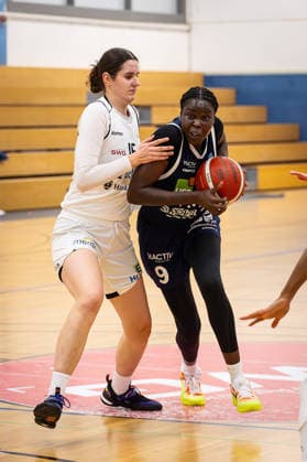 14.02.2026, xovx, Basketball Frauen 2. Bundesliga Nord, Bender Baskets Grünberg - Astro Ladies Bochum v.l. Charlotte Kohl (Bender Baskets Grünberg), Faith Dut (VfL VIACTIV-AstroLadies Bochum) Grünberg Sporthalle Theo-Koch-Schule Hessen Deutschland (DE)