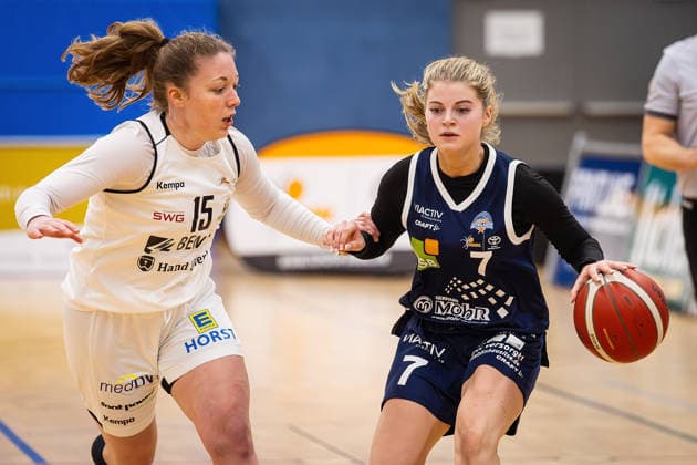 14.02.2026, xovx, Basketball Frauen 2. Bundesliga Nord, Bender Baskets Grünberg - Astro Ladies Bochum v.l. Frieda Schlebusch (Bender Baskets Grünberg), Marija Ilic (VfL VIACTIV-AstroLadies Bochum). Grünberg Sporthalle Theo-Koch-Schule Hessen Deutschland (DE)