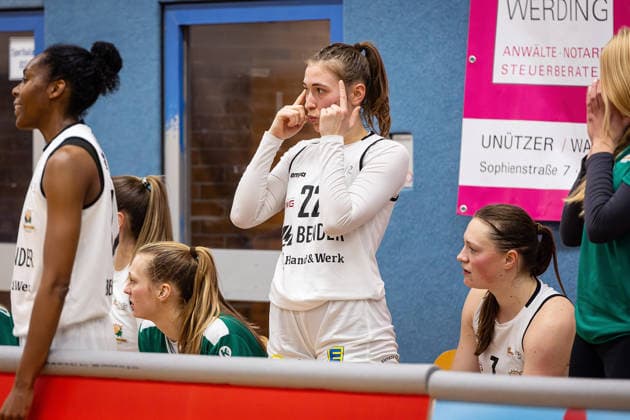 14.02.2026, xovx, Basketball Frauen 2. Bundesliga Nord, Bender Baskets Grünberg - Astro Ladies Bochum v.l. Katharina Quapil (Bender Baskets Grünberg) gestikulierend, mit den Armen gestikulierend Grünberg Sporthalle Theo-Koch-Schule Hessen Deutschland (DE)