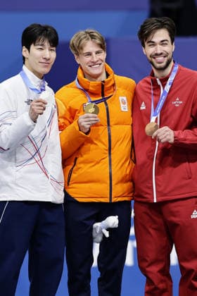 Milan Cortina Olympics: Short track Speed skating, Eisschnelllauf Jens van t Wout (C) of the Netherlands poses after winning gold in the men s 1,500-meter short track speed skating event at the Milan Cortina Olympics at Milano Ice Skating Arena in Milan on Feb. 14, 2026, alongside silver medalist Hwang Dae Heon (L) of South Korea and bronze medalist Roberts Kruzbergs of Latvia.  A14AA0005286835P
