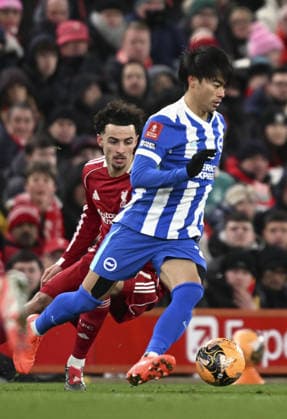 Football: FA Cup Kaoru Mitoma of Brighton dribbles the ball in an FA Cup fourth-round match against Liverpool at Anfield in Liverpool, England, on Feb. 14, 2026.  A14AA0005286837P