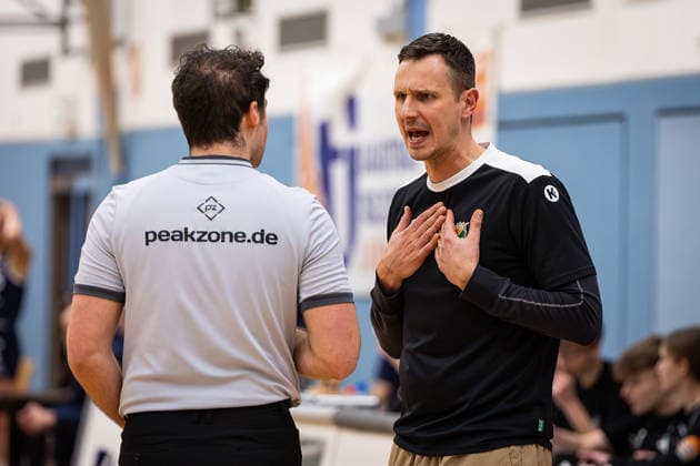 14.02.2026, xovx, Basketball Frauen 2. Bundesliga Nord, Bender Baskets Grünberg - Astro Ladies Bochum Trainer Patrick Unger (Bender Baskets Grünberg) in Diskussion mit dem Schiedsrichter. Grünberg Sporthalle Theo-Koch-Schule Hessen Deutschland (DE)