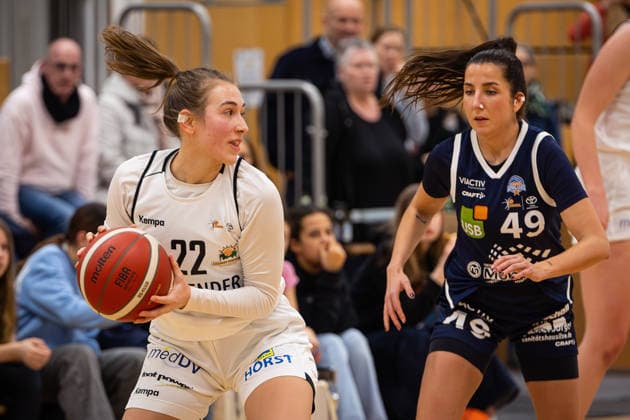 14.02.2026, xovx, Basketball Frauen 2. Bundesliga Nord, Bender Baskets Grünberg - Astro Ladies Bochum v.l. Katharina Quapil (Bender Baskets Grünberg), Laura Barroso-Perez (VfL VIACTIV-AstroLadies Bochum) Grünberg Sporthalle Theo-Koch-Schule Hessen Deutschland (DE)