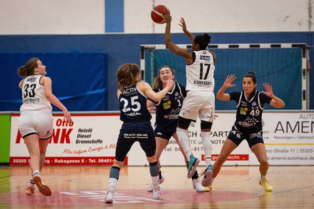14.02.2026, xovx, Basketball Frauen 2. Bundesliga Nord, Bender Baskets Grünberg - Astro Ladies Bochum v.l. Hanna Adaszewska (Bender Baskets Grünberg), Ramona Tews (VfL VIACTIV-AstroLadies Bochum), Cecilia Collins (VfL VIACTIV-AstroLadies Bochum), Tonisha Baker (Bender Baskets Grünberg), Laura Barroso-Perez (VfL VIACTIV-AstroLadies Bochum) Grünberg Sporthalle Theo-Koch-Schule Hessen Deutschland (DE)