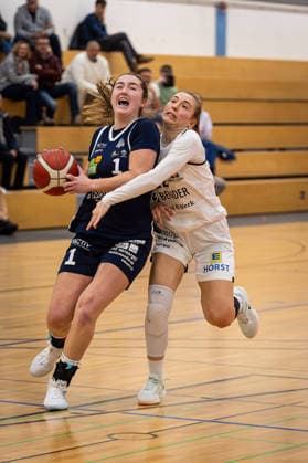14.02.2026, xovx, Basketball Frauen 2. Bundesliga Nord, Bender Baskets Grünberg - Astro Ladies Bochum v.l. Cecilia Collins (VfL VIACTIV-AstroLadies Bochum), Katharina Quapil (Bender Baskets Grünberg) Grünberg Sporthalle Theo-Koch-Schule Hessen Deutschland (DE)