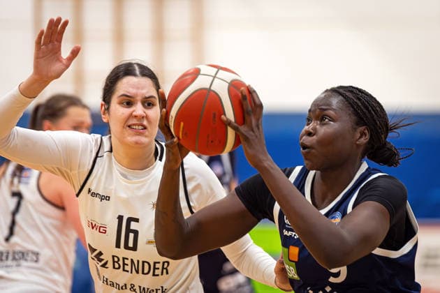 14.02.2026, xovx, Basketball Frauen 2. Bundesliga Nord, Bender Baskets Grünberg - Astro Ladies Bochum v.l. Charlotte Kohl (Bender Baskets Grünberg), Faith Dut (VfL VIACTIV-AstroLadies Bochum) Grünberg Sporthalle Theo-Koch-Schule Hessen Deutschland (DE)