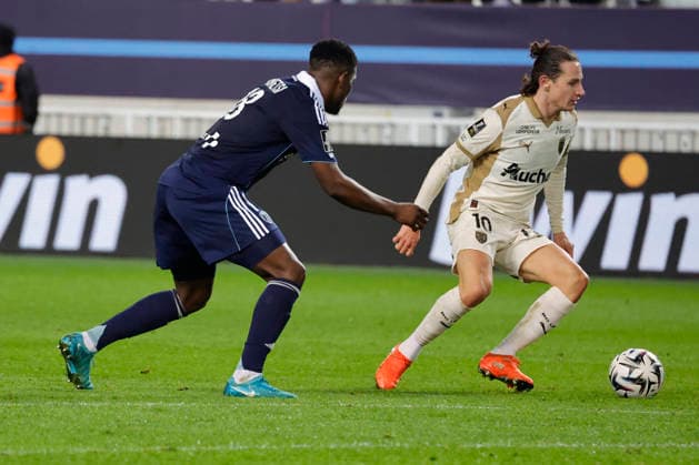French League One - PFC vs Lens PFC’s Marshall Munetsi battles Lens’s Florian Thauvin during the 2025-26 French soccer League One game, PFC vs Lens in Jean Bouin Stadium, Paris, France on February 14th, 2026. Photo by Henri Szwarc ABACAPRESS.COM Paris France  Copyright: xSzwarcxHenri ABACAx