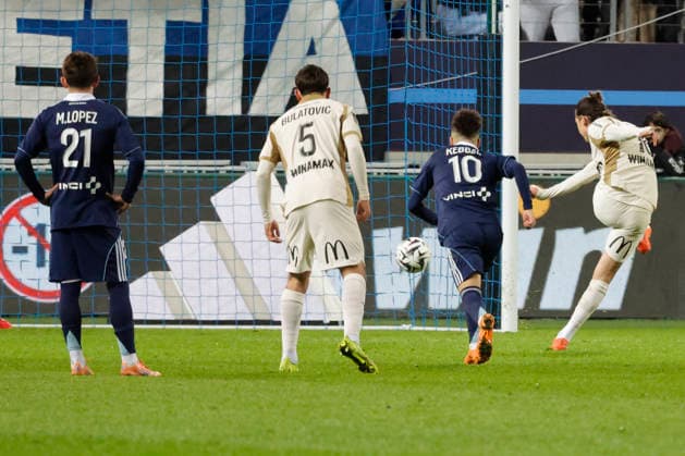 French League One - PFC vs Lens Lens’s Florian Thauvin scoring the 3-0 penalty shot during the 2025-26 French soccer League One game, PFC vs Lens in Jean Bouin Stadium, Paris, France on February 14th, 2026. Photo by Henri Szwarc ABACAPRESS.COM Paris France  Copyright: xSzwarcxHenri ABACAx
