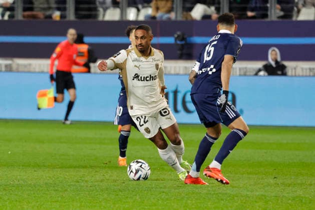 French League One - PFC vs Lens PFC’s Timothee Kolodziejczak battles Lens’s Wesley Said who scored two goals during the 2025-26 French soccer League One game, PFC vs Lens in Jean Bouin Stadium, Paris, France on February 14th, 2026. Photo by Henri Szwarc ABACAPRESS.COM Paris France  Copyright: xSzwarcxHenri ABACAx