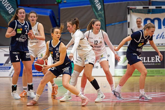 14.02.2026, xovx, Basketball Frauen 2. Bundesliga Nord, Bender Baskets Grünberg - Astro Ladies Bochum v.l. Cecilia Collins (VfL VIACTIV-AstroLadies Bochum), Hanna Adaszewska (Bender Baskets Grünberg), Katja Scheller (VfL VIACTIV-AstroLadies Bochum), Katharina Quapil (Bender Baskets Grünberg), Emma Kramer (Bender Baskets Grünberg), Laura Knaup (VfL VIACTIV-AstroLadies Bochum) Grünberg Sporthalle Theo-Koch-Schule Hessen Deutschland (DE)