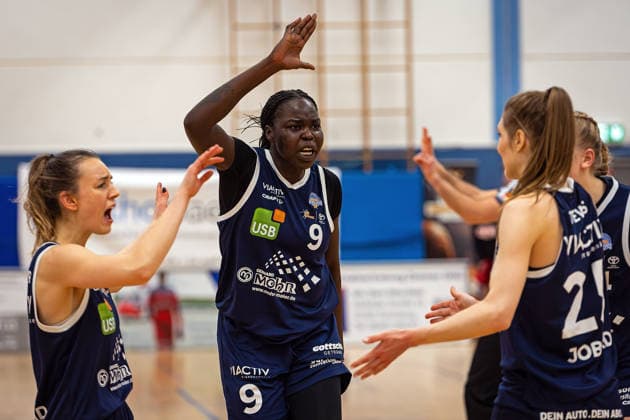 14.02.2026, xovx, Basketball Frauen 2. Bundesliga Nord, Bender Baskets Grünberg - Astro Ladies Bochum Jubel bei den Spielern des VfL VIACTIV-AstroLadies Bochum, v.l. Katja Scheller (VfL VIACTIV-AstroLadies Bochum), Faith Dut (VfL VIACTIV-AstroLadies Bochum), Ramona Tews (VfL VIACTIV-AstroLadies Bochum) und Laura Knaup (VfL VIACTIV-AstroLadies Bochum) Grünberg Sporthalle Theo-Koch-Schule Hessen Deutschland (DE)