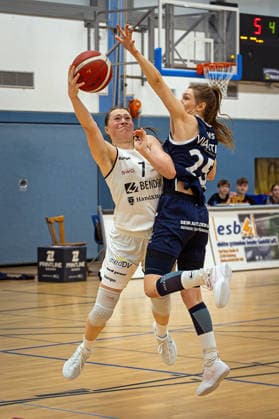 14.02.2026, xovx, Basketball Frauen 2. Bundesliga Nord, Bender Baskets Grünberg - Astro Ladies Bochum v.l. Sarah Lückenotte (Bender Baskets Grünberg), Ramona Tews (VfL VIACTIV-AstroLadies Bochum) Grünberg Sporthalle Theo-Koch-Schule Hessen Deutschland (DE)