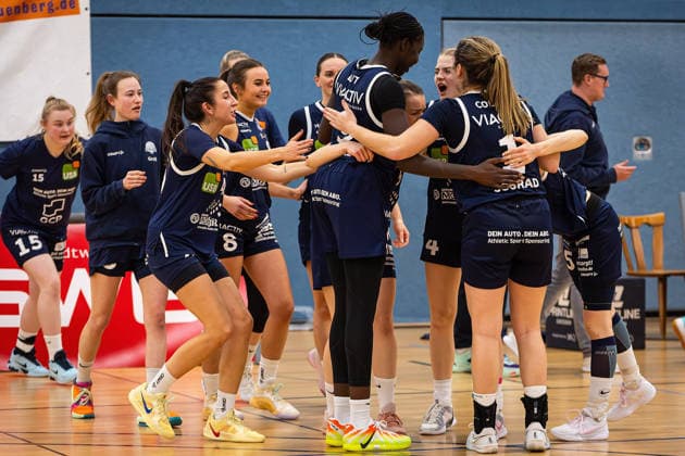 14.02.2026, xovx, Basketball Frauen 2. Bundesliga Nord, Bender Baskets Grünberg - Astro Ladies Bochum Jubel bei den Spielerinnen des VfL VIACTIV-AstroLadies Bochum nach dem 68:65 Sieg in Grünberg Grünberg Sporthalle Theo-Koch-Schule Hessen Deutschland (DE)