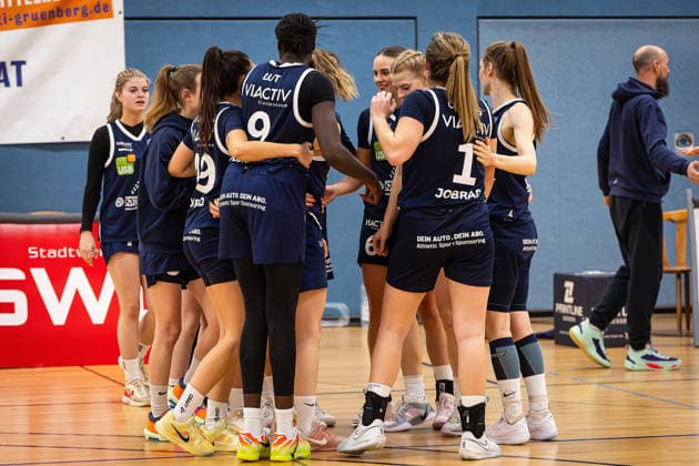 14.02.2026, xovx, Basketball Frauen 2. Bundesliga Nord, Bender Baskets Grünberg - Astro Ladies Bochum Jubel bei den Spielerinnen des VfL VIACTIV-AstroLadies Bochum nach dem 68:65 Sieg in Grünberg Grünberg Sporthalle Theo-Koch-Schule Hessen Deutschland (DE)