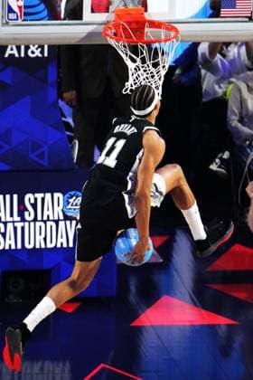 (260215) -- LOS ANGELES, Feb. 15, 2026 -- San Antonio Spurs Carter Bryant dunks in the slam dunk contest at the NBA, Basketball Herren, USA basketball All-Star weekend festivities in Los Angeles, the United States, Feb. 14, 2026. ) (SP)U.S.-LOS ANGELES-BASKETBALL-NBA-ALL-STAR WEEKEND WuxXiaoling 