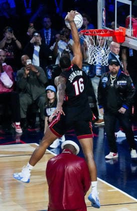 (260215) -- LOS ANGELES, Feb. 15, 2026 -- Miami Heat s Keshad Johnson (top) dunks in the slam dunk contest at the NBA, Basketball Herren, USA basketball All-Star weekend festivities in Los Angeles, the United States, Feb. 14, 2026. (Photo by Xinhua) (SP)U.S.-LOS ANGELES-BASKETBALL-NBA-ALL-STAR WEEKEND SunxYuxuan 