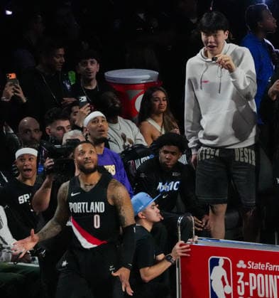 (260215) -- LOS ANGELES, Feb. 15, 2026 -- Portland Trail Blazers Yang Hansen (1st R) is seen in the three point contest at the NBA, Basketball Herren, USA basketball All-Star weekend festivities in Los Angeles, the United States, Feb. 14, 2026. (Photo by Xinhua) (SP)U.S.-LOS ANGELES-BASKETBALL-NBA-ALL-STAR WEEKEND SunxYuxuan 