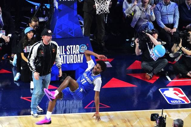 (260215) -- LOS ANGELES, Feb. 15, 2026 -- Orland Magic s Jase Richardson (front) falls in the slam dunk contest at the NBA, Basketball Herren, USA basketball All-Star weekend festivities in Los Angeles, the United States, Feb. 14, 2026. ) (SP)U.S.-LOS ANGELES-BASKETBALL-NBA-ALL-STAR WEEKEND WuxXiaoling 