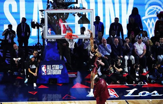 (260215) -- LOS ANGELES, Feb. 15, 2026 -- Miami Heat s Keshad Johnson dunks in the slam dunk contest at the NBA, Basketball Herren, USA basketball All-Star weekend festivities in Los Angeles, the United States, Feb. 14, 2026. ) (SP)U.S.-LOS ANGELES-BASKETBALL-NBA-ALL-STAR WEEKEND WuxXiaoling 