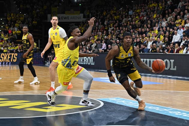 GER, Basketball, easy Credit- BBL, EWE Baskets Oldenburg vs MHP Riesen Ludwigsburg 14.02.2026, EWE Arena, Oldenburg, GER, easy Credit-BBL, EWE Baskets Oldenburg vs MHP Riesen Ludwigsburg, im Bild Stef SMITH ( MHP Riesen Ludwigsburg 3 ) Chris CLEMONS ( EWE Baskets Oldenburg 3 )