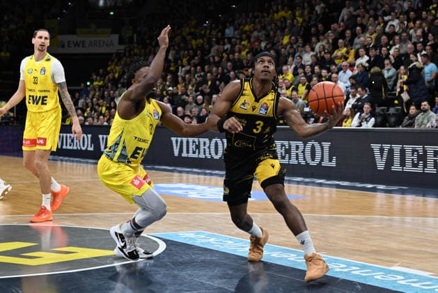 GER, Basketball, easy Credit- BBL, EWE Baskets Oldenburg vs MHP Riesen Ludwigsburg 14.02.2026, EWE Arena, Oldenburg, GER, easy Credit-BBL, EWE Baskets Oldenburg vs MHP Riesen Ludwigsburg, im Bild Stefan SMITH ( MHP Riesen Ludwigsburg 3 ) Chris CLEMONS ( EWE Baskets Oldenburg 3 )