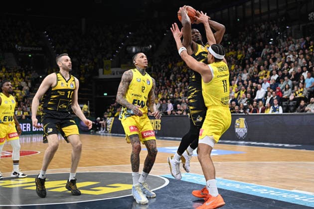 GER, Basketball, easy Credit- BBL, EWE Baskets Oldenburg vs MHP Riesen Ludwigsburg 14.02.2026, EWE Arena, Oldenburg, GER, easy Credit-BBL, EWE Baskets Oldenburg vs MHP Riesen Ludwigsburg, im Bild Yorman POLAS BARTOLO ( MHP Riesen Ludwigsburg 13 ) Nicholas TISCHLER ( EWE Baskets Oldenburg 11 ) Michale KYSER ( EWE Baskets Oldenburg 12 )