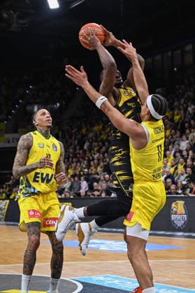 GER, Basketball, easy Credit- BBL, EWE Baskets Oldenburg vs MHP Riesen Ludwigsburg 14.02.2026, EWE Arena, Oldenburg, GER, easy Credit-BBL, EWE Baskets Oldenburg vs MHP Riesen Ludwigsburg, im Bild Yorman POLAS BARTOLO ( MHP Riesen Ludwigsburg 13 ) Nicholas TISCHLER ( EWE Baskets Oldenburg 11 ) Michale KYSER ( EWE Baskets Oldenburg 12 )