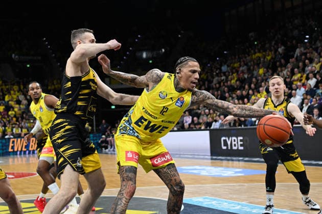 GER, Basketball, easy Credit- BBL, EWE Baskets Oldenburg vs MHP Riesen Ludwigsburg 14.02.2026, EWE Arena, Oldenburg, GER, easy Credit-BBL, EWE Baskets Oldenburg vs MHP Riesen Ludwigsburg, im Bild Michale KYSER ( EWE Baskets Oldenburg 12 ) Jonas WOHLFARTH-BOTTERMANN ( MHP Riesen Ludwigsburg 18 )