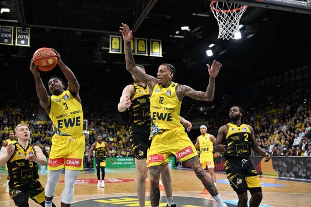 GER, Basketball, easy Credit- BBL, EWE Baskets Oldenburg vs MHP Riesen Ludwigsburg 14.02.2026, EWE Arena, Oldenburg, GER, easy Credit-BBL, EWE Baskets Oldenburg vs MHP Riesen Ludwigsburg, im Bild Chris CLEMONS ( EWE Baskets Oldenburg 3 ) Michale KYSER ( EWE Baskets Oldenburg 12 ) Jonas WOHLFARTH-BOTTERMANN ( MHP Riesen Ludwigsburg 18 ) Stefan SMITH ( MHP Riesen Ludwigsburg 3 )