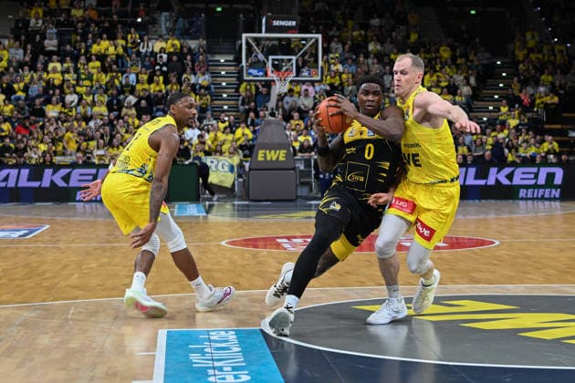 GER, Basketball, easy Credit- BBL, EWE Baskets Oldenburg vs MHP Riesen Ludwigsburg 14.02.2026, EWE Arena, Oldenburg, GER, easy Credit-BBL, EWE Baskets Oldenburg vs MHP Riesen Ludwigsburg, im Bild Babacar SANE ( MHP Riesen Ludwigsburg 0 ) Seth HINRICHS ( EWE Baskets Oldenburg 21 ) Kyle LOFTON ( EWE Baskets Oldenburg 0 )