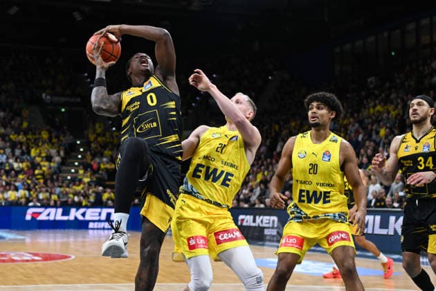 GER, Basketball, easy Credit- BBL, EWE Baskets Oldenburg vs MHP Riesen Ludwigsburg 14.02.2026, EWE Arena, Oldenburg, GER, easy Credit-BBL, EWE Baskets Oldenburg vs MHP Riesen Ludwigsburg, im Bild Babacar SANE ( MHP Riesen Ludwigsburg 0 ) Seth HINRICHS ( EWE Baskets Oldenburg 21 ) Joel HARMS ( EWE Baskets Oldenburg 20 ) Gavin SCHILLING ( MHP Riesen Ludwigsburg 34 )