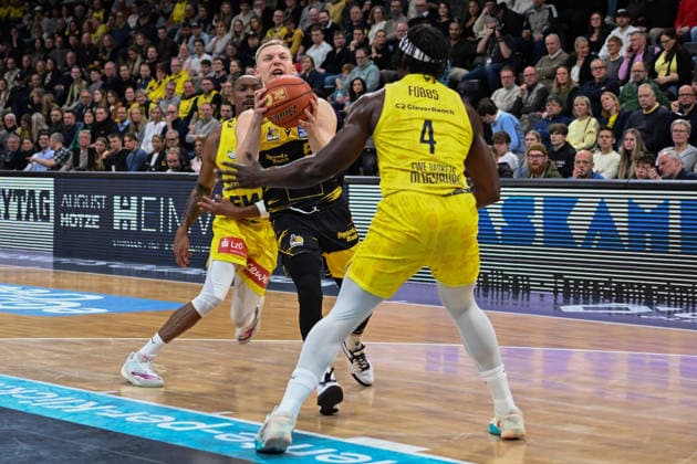 GER, Basketball, easy Credit- BBL, EWE Baskets Oldenburg vs MHP Riesen Ludwigsburg 14.02.2026, EWE Arena, Oldenburg, GER, easy Credit-BBL, EWE Baskets Oldenburg vs MHP Riesen Ludwigsburg, im Bild Toms SKUJA ( MHP Riesen Ludwigsburg 5 ) Kyle LOFTON ( EWE Baskets Oldenburg 0 ) Brain FOBBS ( EWE Baskets Oldenburg 4 )