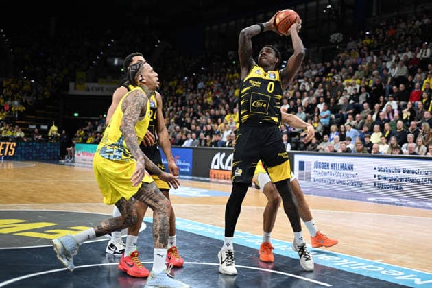 GER, Basketball, easy Credit- BBL, EWE Baskets Oldenburg vs MHP Riesen Ludwigsburg 14.02.2026, EWE Arena, Oldenburg, GER, easy Credit-BBL, EWE Baskets Oldenburg vs MHP Riesen Ludwigsburg, im Bild Babacar SANE ( MHP Riesen Ludwigsburg 0 ) Michale KYSER ( EWE Baskets Oldenburg 12 )
