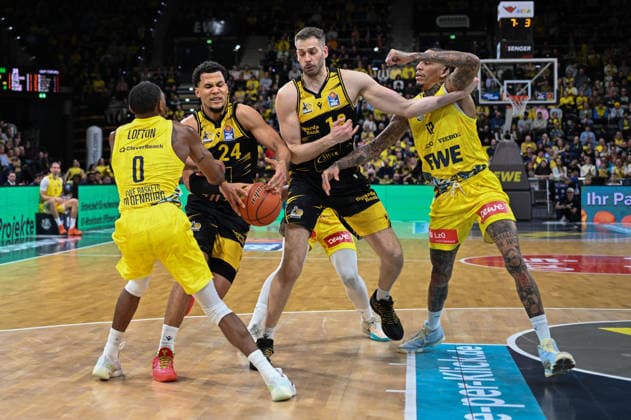 GER, Basketball, easy Credit- BBL, EWE Baskets Oldenburg vs MHP Riesen Ludwigsburg 14.02.2026, EWE Arena, Oldenburg, GER, easy Credit-BBL, EWE Baskets Oldenburg vs MHP Riesen Ludwigsburg, im Bild Brandon TISCHLER ( MHP Riesen Ludwigsburg 24 ) Jonas WOHLFARTH-BOTTERMANN ( MHP Riesen Ludwigsburg 18 ) Kyle LOFTON ( EWE Baskets Oldenburg 0 ) Michale KYSER ( EWE Baskets Oldenburg 12 )