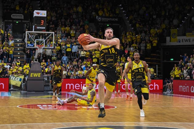GER, Basketball, easy Credit- BBL, EWE Baskets Oldenburg vs MHP Riesen Ludwigsburg 14.02.2026, EWE Arena, Oldenburg, GER, easy Credit-BBL, EWE Baskets Oldenburg vs MHP Riesen Ludwigsburg, im Bild Jonas WOHLFARTH-BOTTERMANN ( MHP Riesen Ludwigsburg 18 ) Yorman POLAS BARTOLO ( MHP Riesen Ludwigsburg 13 )