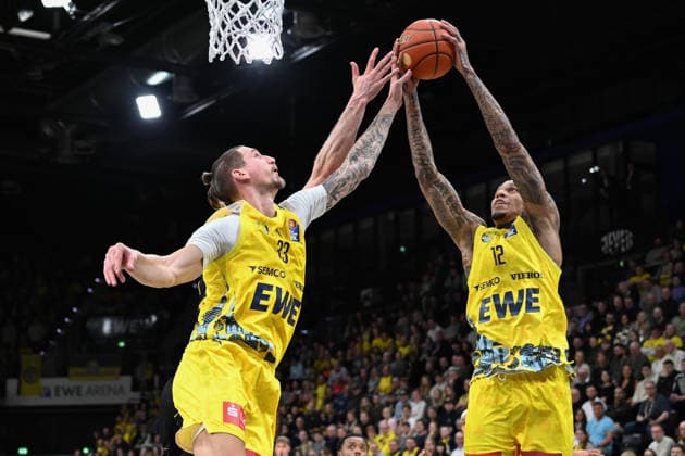GER, Basketball, easy Credit- BBL, EWE Baskets Oldenburg vs MHP Riesen Ludwigsburg 14.02.2026, EWE Arena, Oldenburg, GER, easy Credit-BBL, EWE Baskets Oldenburg vs MHP Riesen Ludwigsburg, im Bild die Haende am Ball Tomislav ZUBCIC ( EWE Baskets Oldenburg 33 ) Michale KYSER ( EWE Baskets Oldenburg 12 )